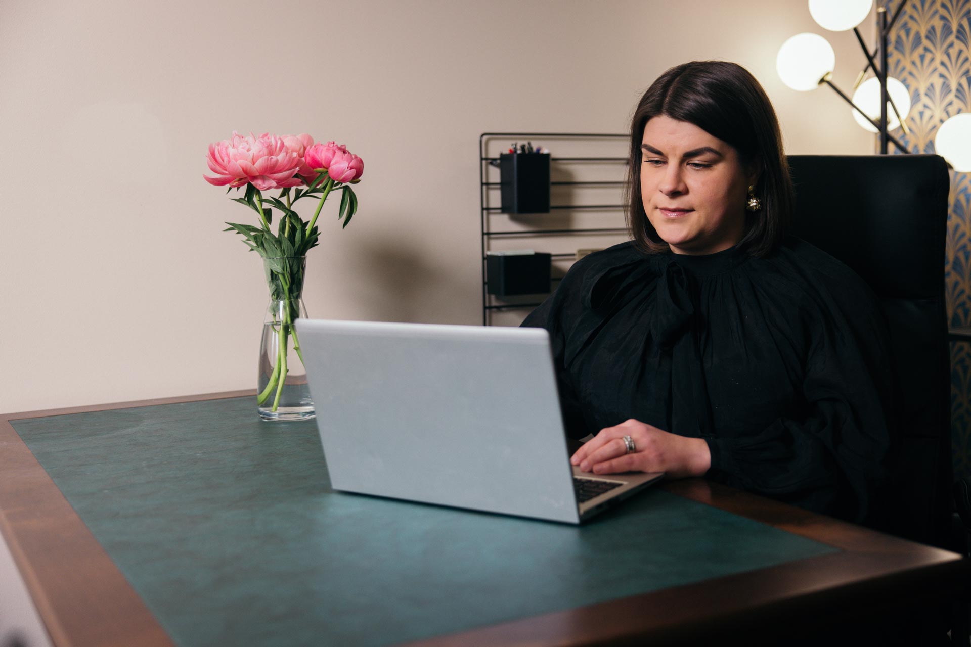 Annaliisa Leinonen, OTM tietokoneella.