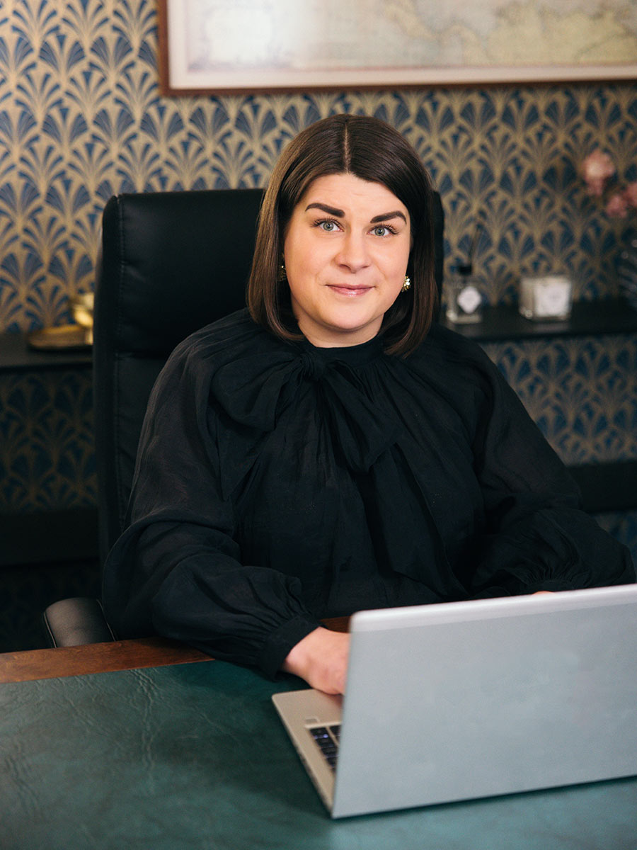 Annaliisa Leinonen, OTM tietokoneella.